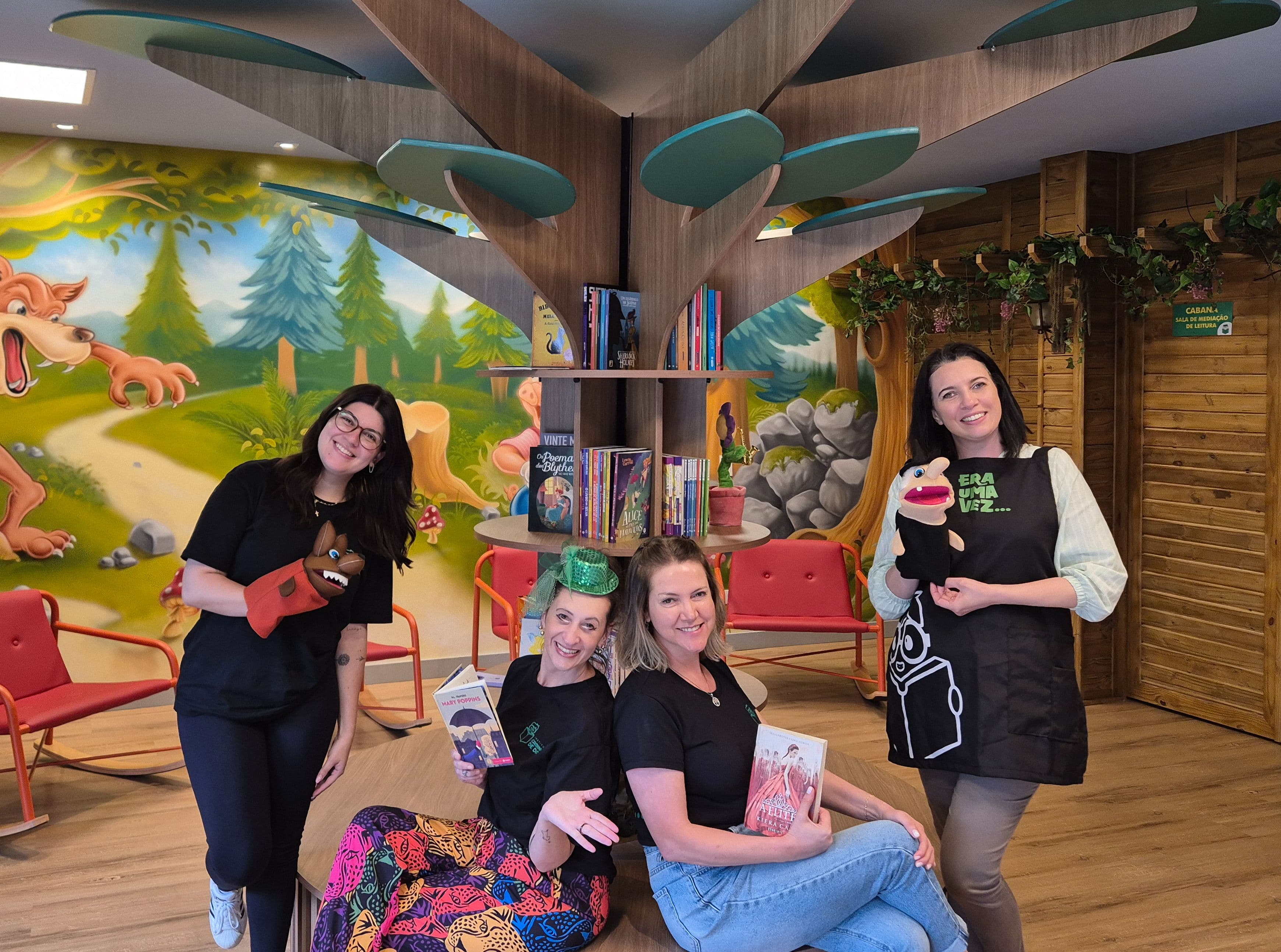 Equipe de pedagogas na sede do Instituto